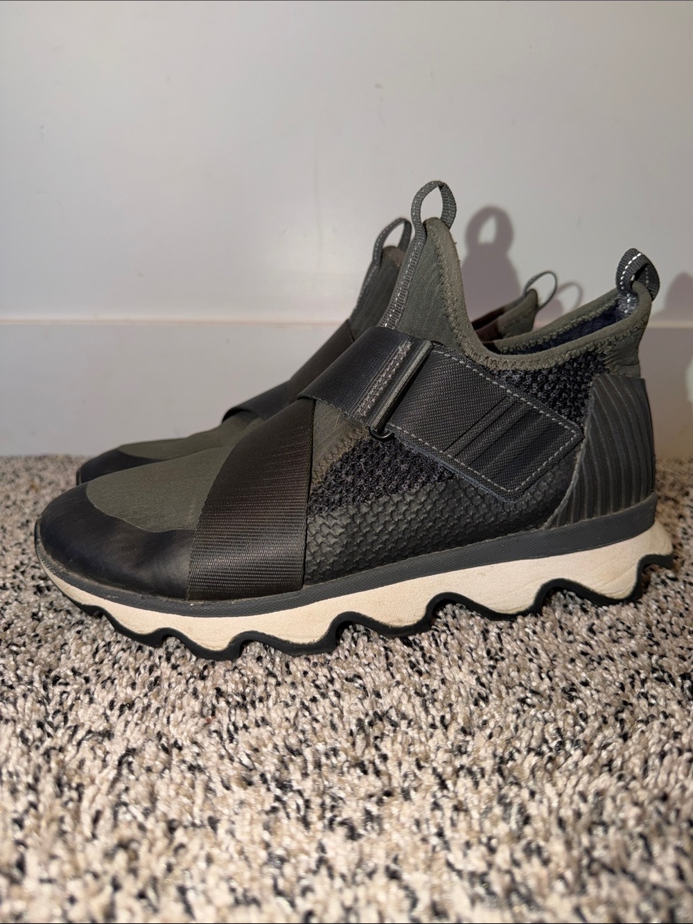 Sorel Women's Kinetic Sneak Slip-on Sneakers Women’s Size 8 Olive Green